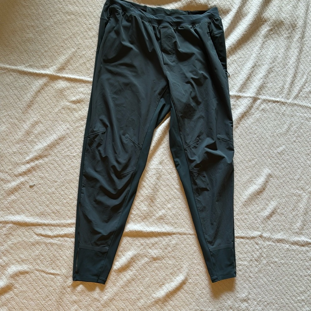 Lululemon joggers. Almost new condition, only worn a couple of times